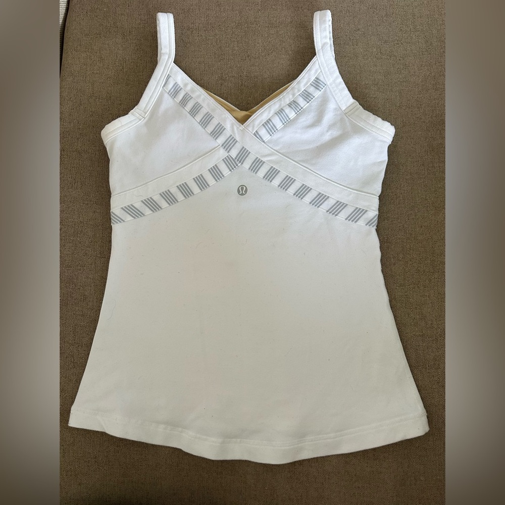 Lululemon workout top size 6